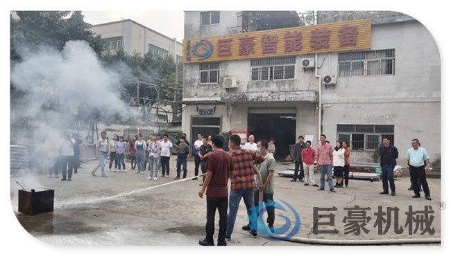 巨豪自动化在全公司范围内进行消防演习(图1) 巨豪自动化在全公司范围内进行消防演习(图1)